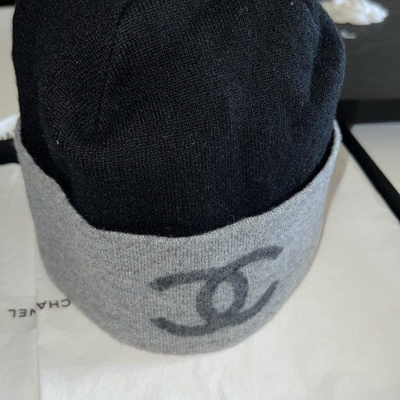 Auth Chanel Paris cashmere beanie hat black stylish CC logo warm accessories new - Picture 5 of 7
